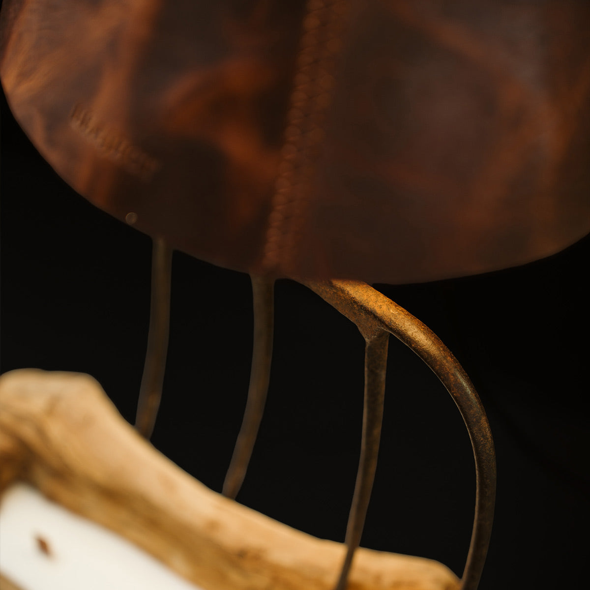 xeiropoihto fwtistiko me derma ksilo elias kai keri sogias