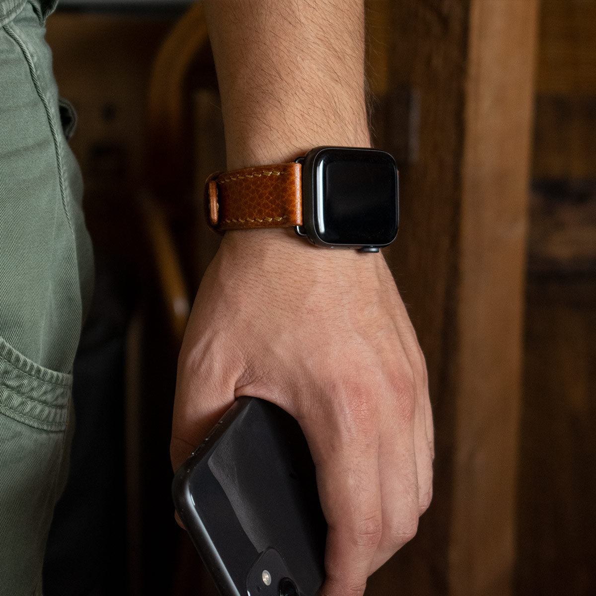 χερι φοραει ενα καφε δερματινο λουρακι apple watch με αγκραφα hirsh