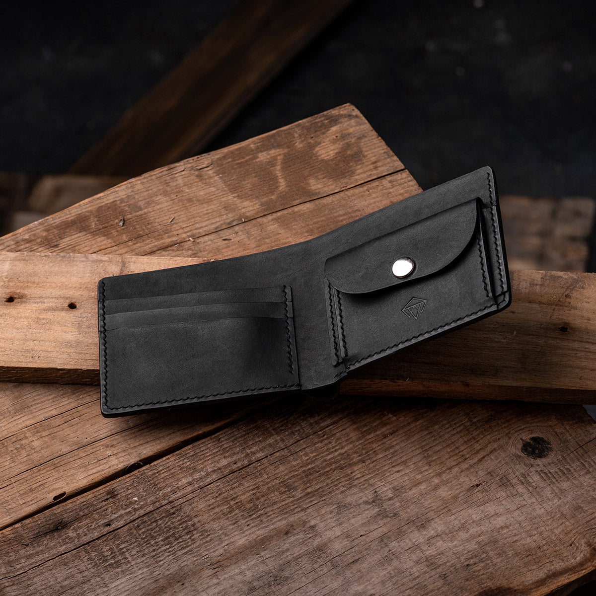 Μαύρο δερμάτινο πορτοφόλι με θήκες για κάρτες και κέρματα Old School